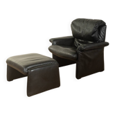 Fauteuil et repose-pieds cor des années 1980 en cuir noir.