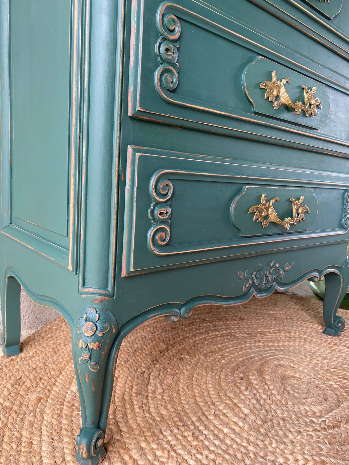 Commode bois massif relookée vert sapin patiné et bois