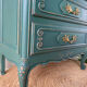 Commode bois massif relookée vert sapin patiné et bois