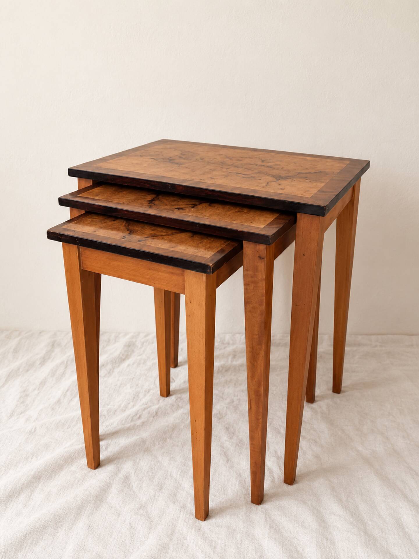 Tables gigognes Art Déco en bois figuré – ensemble de 3