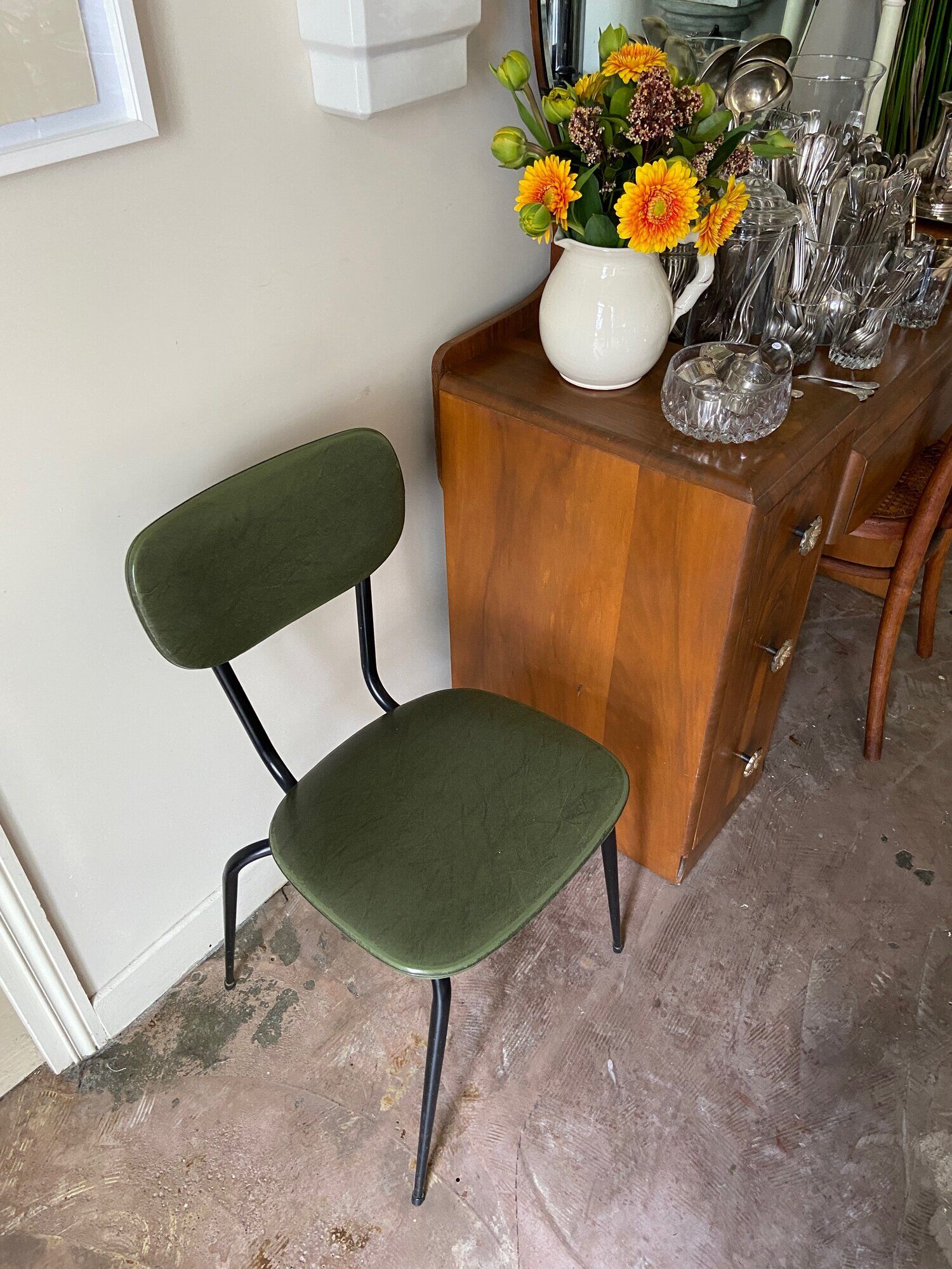Chaise en skaï vert et métal noir