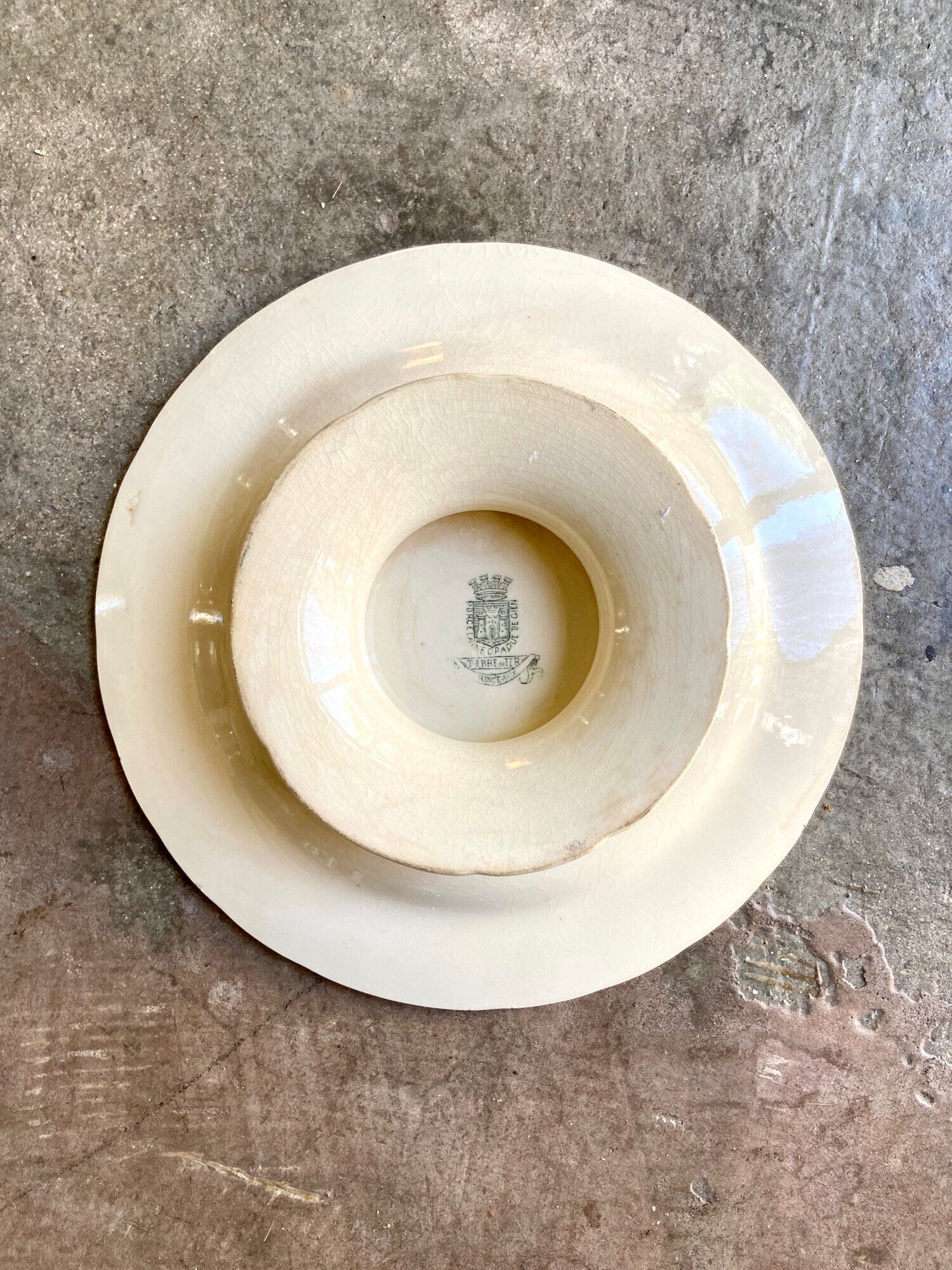 Assiette à gâteau Gien en terre de fer, service "Rinceaux"