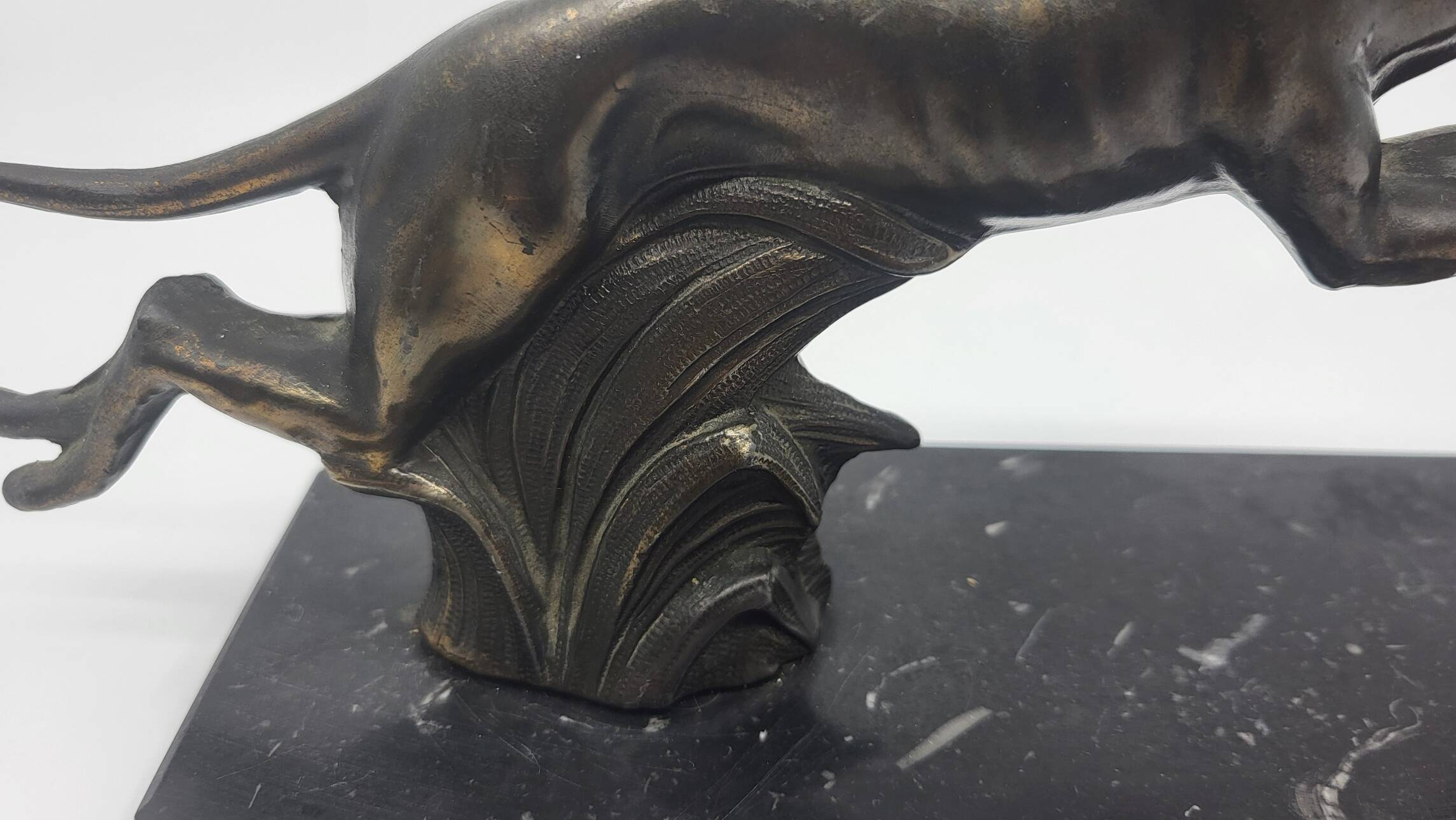 Pair of bookends, greyhounds in babbitt on black marble, Art Deco early 20th century