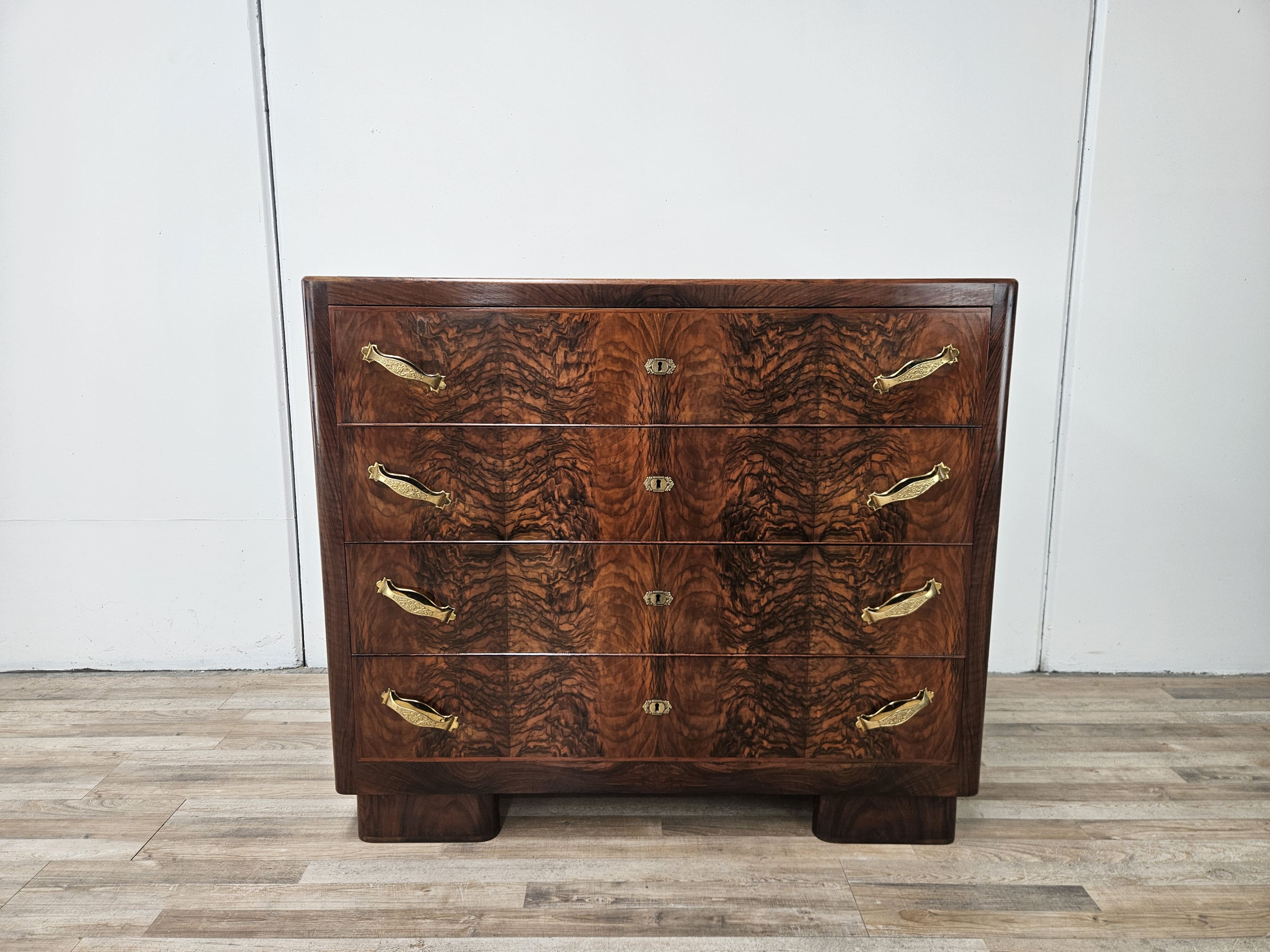 1940s Art Decò chest of drawers in walnut burl with black glass top