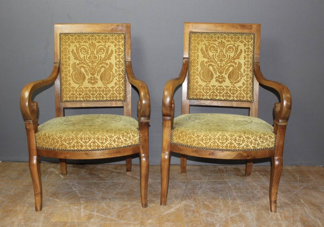 Paire de fauteuils restauration en noyer XIX