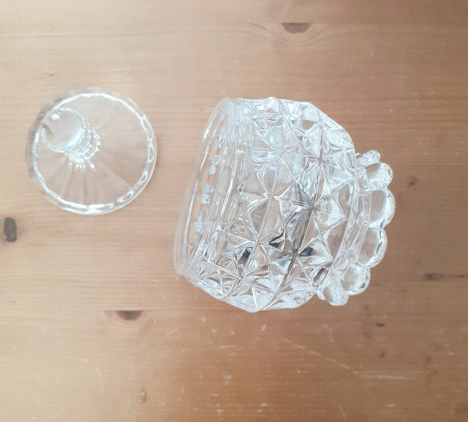 Small pot with chiseled crystal lid