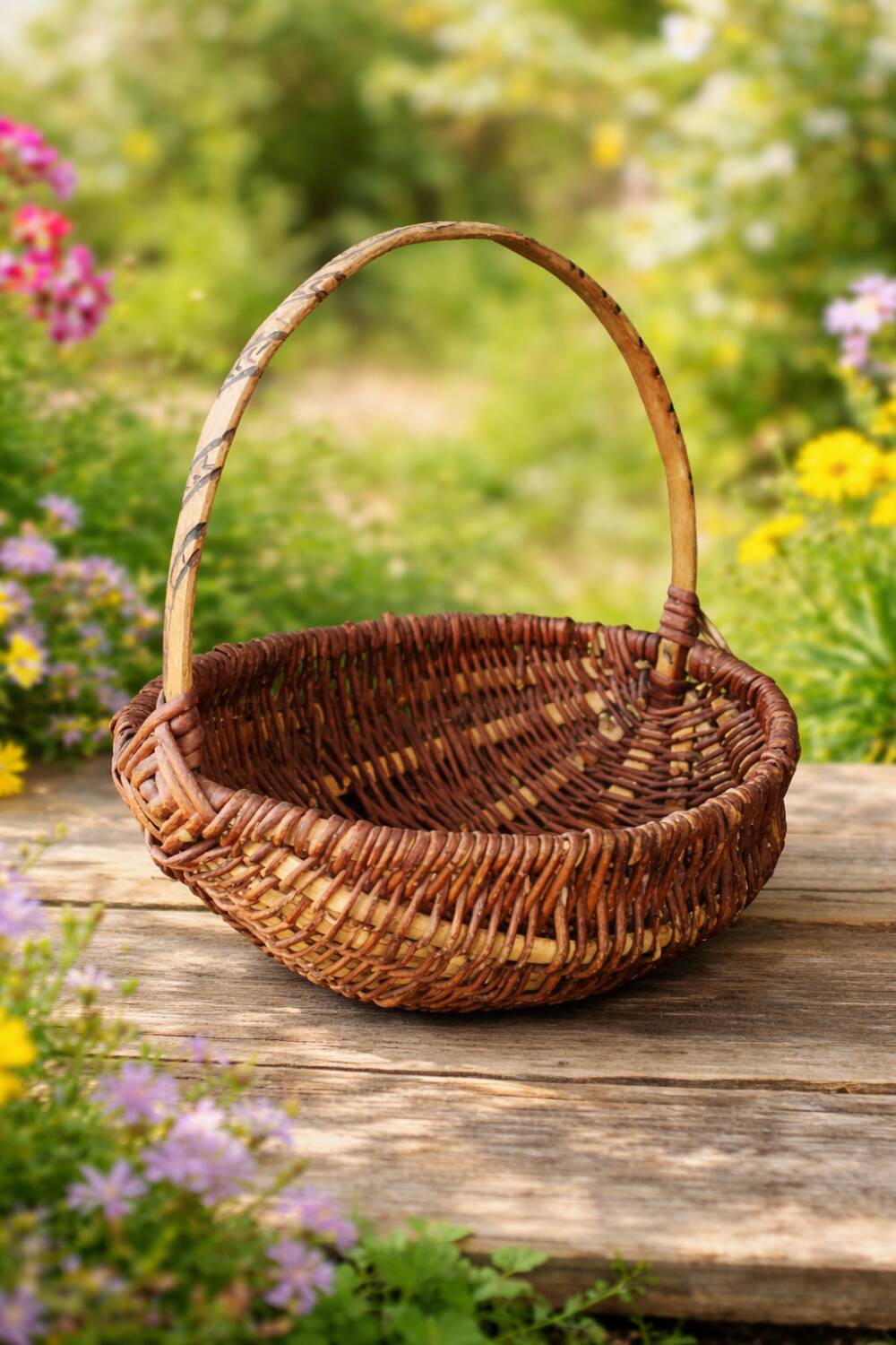 Basket of popular art in wicker – Handle carved with snakes – 20th century