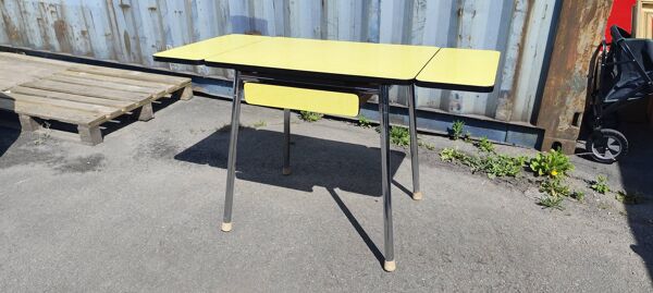 Table en formica jaune