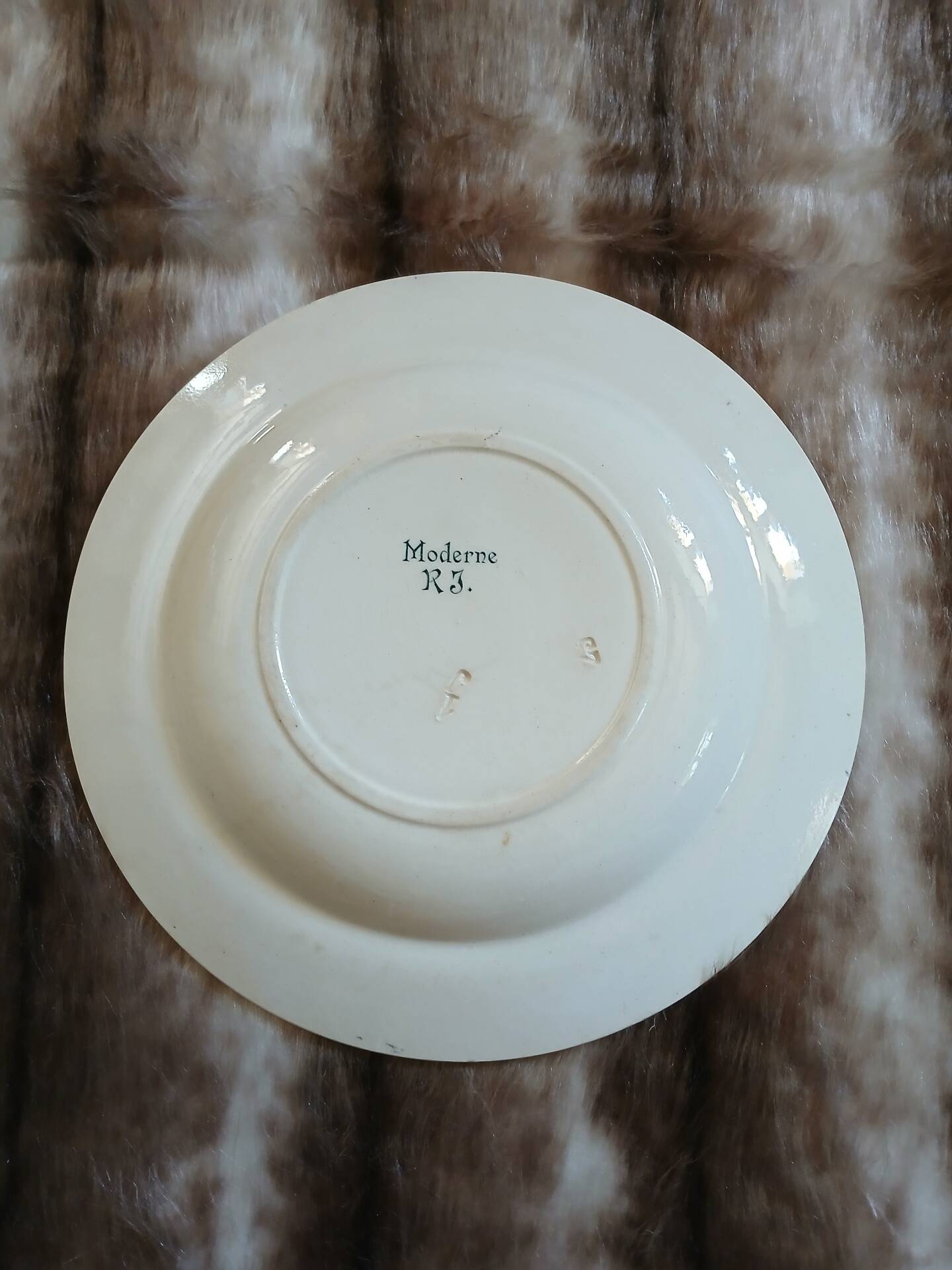 9 assiettes creuses anciennes dépareillées 