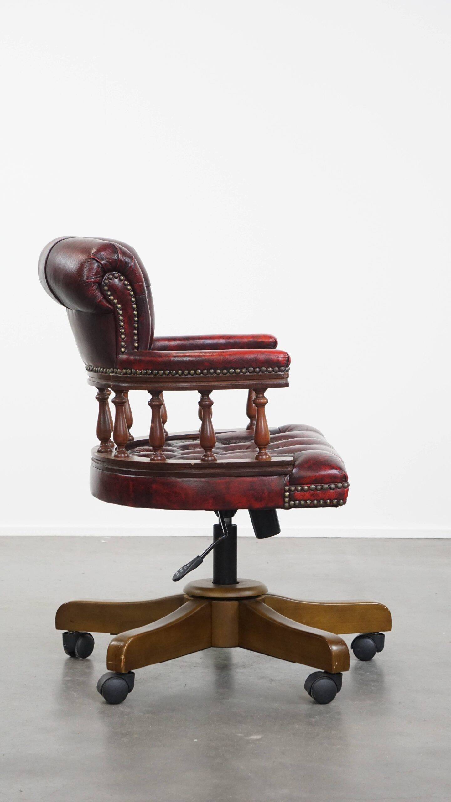 Fauteuil de bureau Chesterfield pivotant classique rouge en cuir de vachette sur roulettes