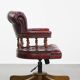 Fauteuil de bureau Chesterfield pivotant classique rouge en cuir de vachette sur roulettes