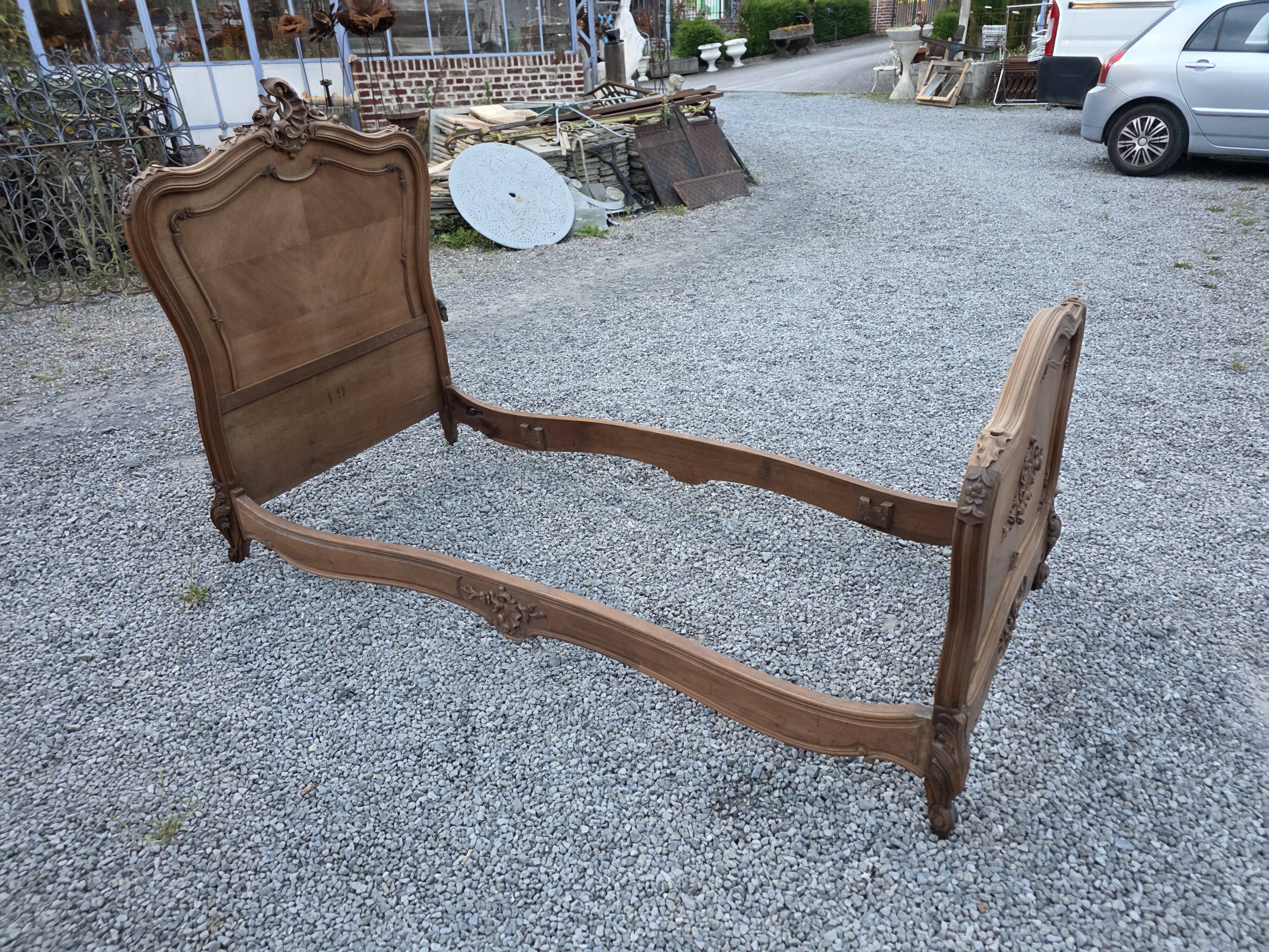 Lit style Louis XV en noyer (1 personne)