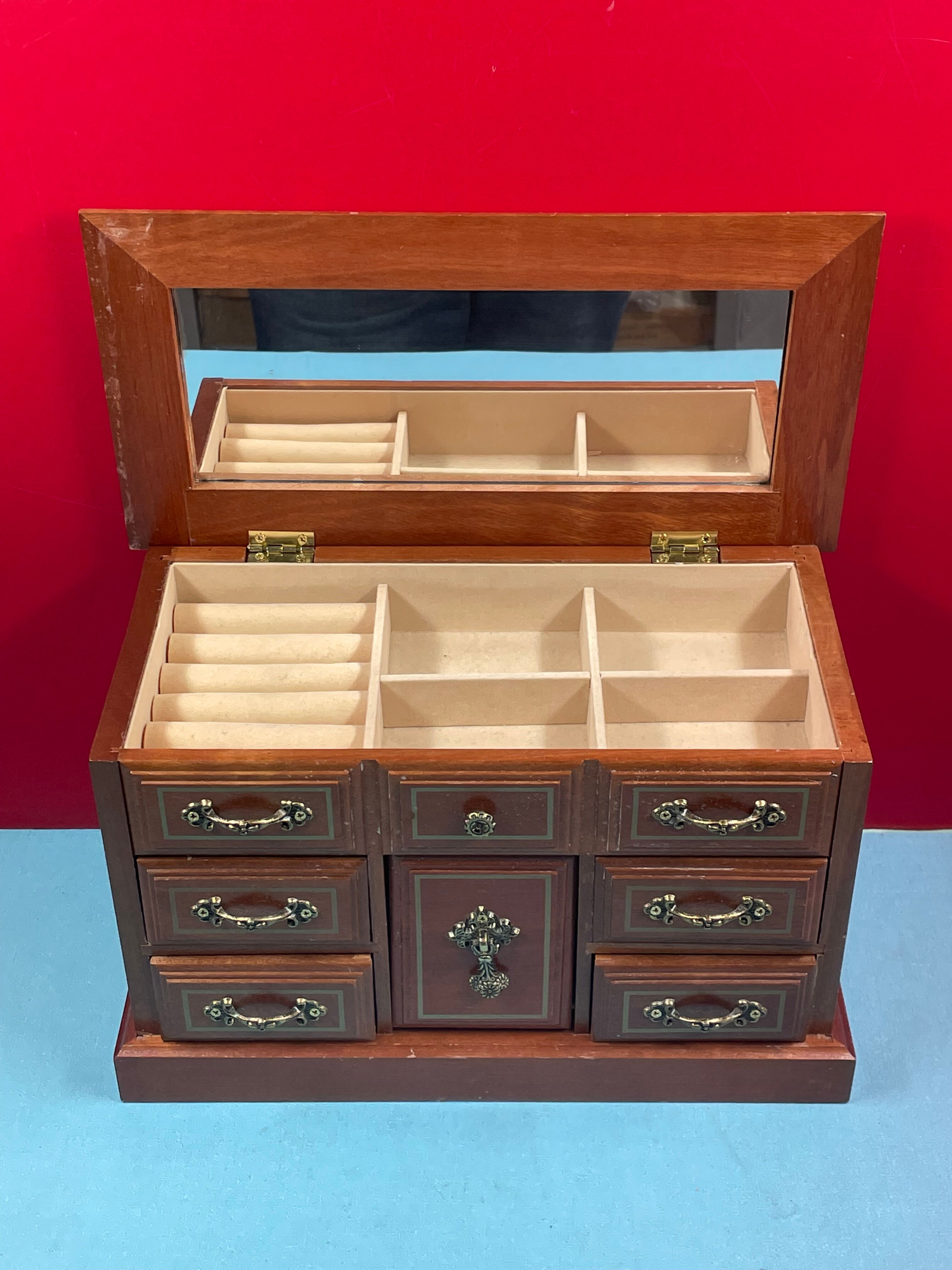 Jewelry box