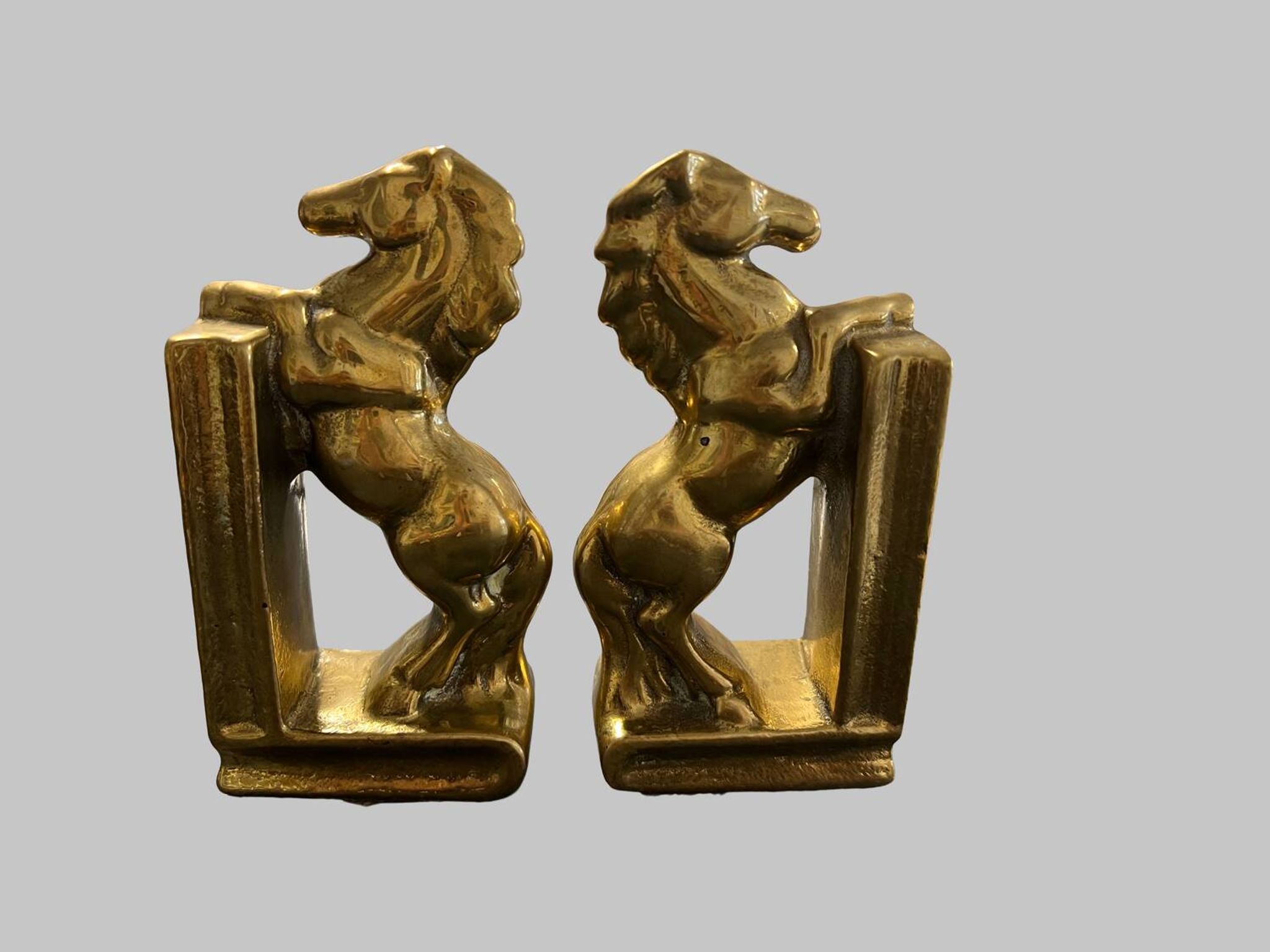 Paire de serre-livres en laiton – chevaux cabrés, style Art Déco