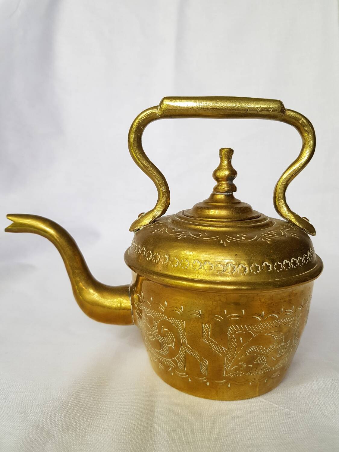 Théière vintage en laiton