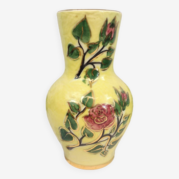 Vase jaune à fleurs