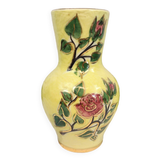 Vase jaune à fleurs