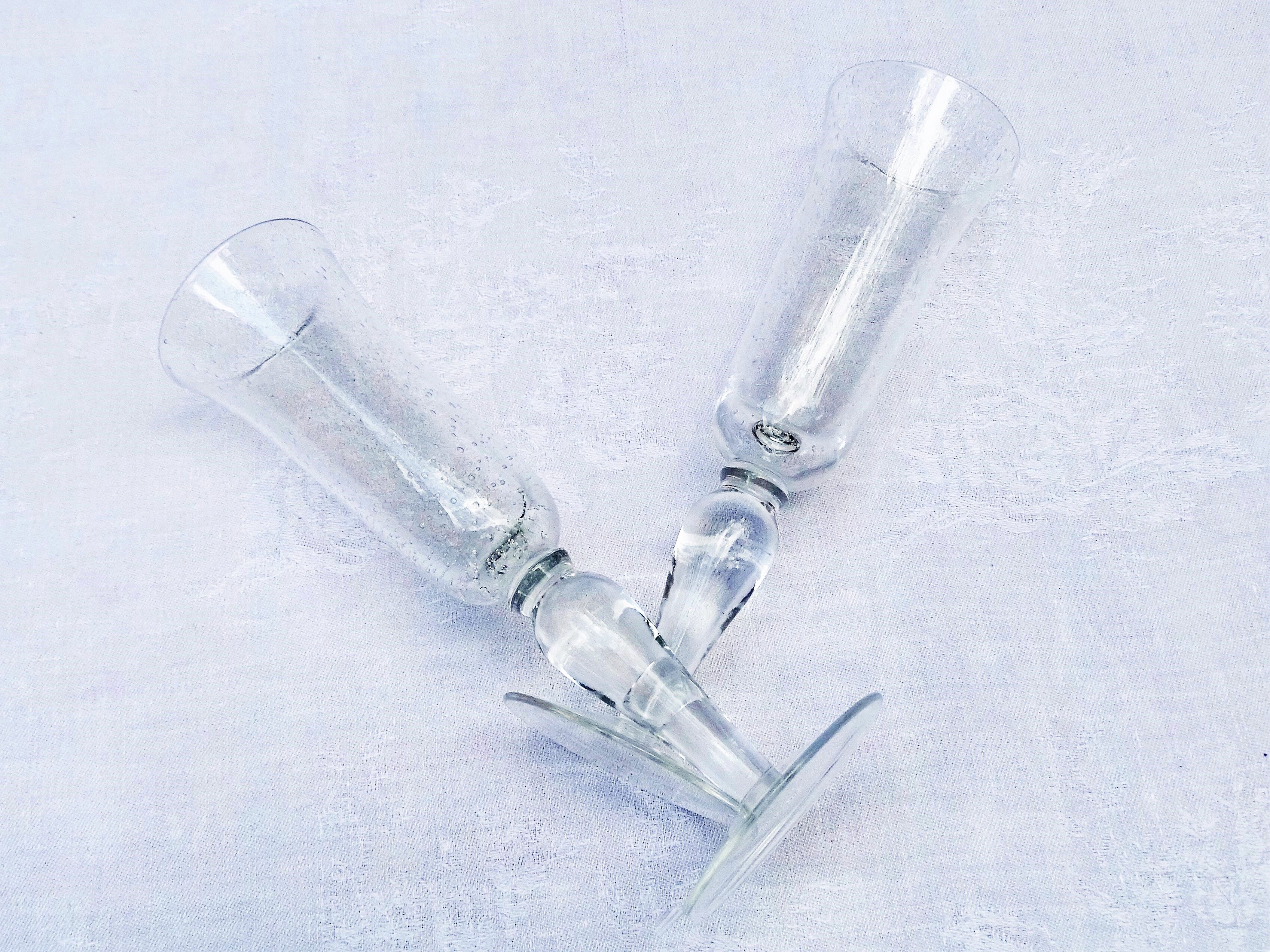 Duo of large champagne flutes in bubble blown glass