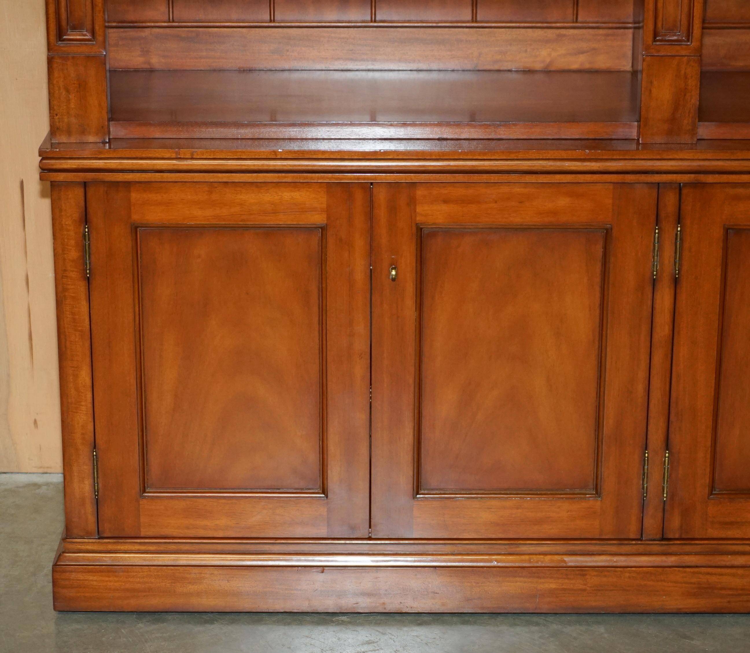 Bibliothèque ouverte Ralph Lauren extra large en bois dur