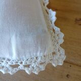 Coussin avec housse en crochet blanc