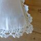 Coussin avec housse en crochet blanc