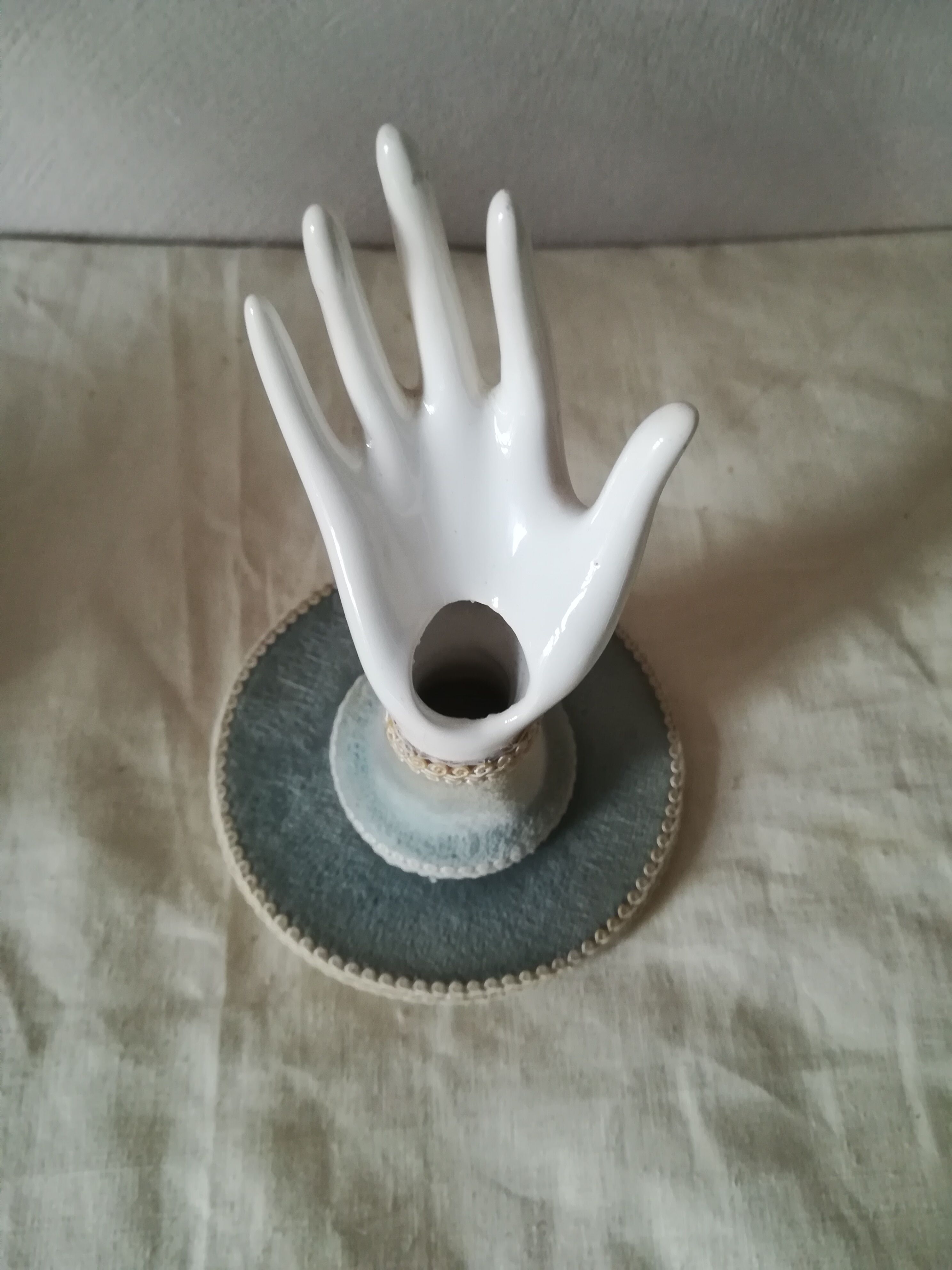 Baguier soliflore hand on pedestal