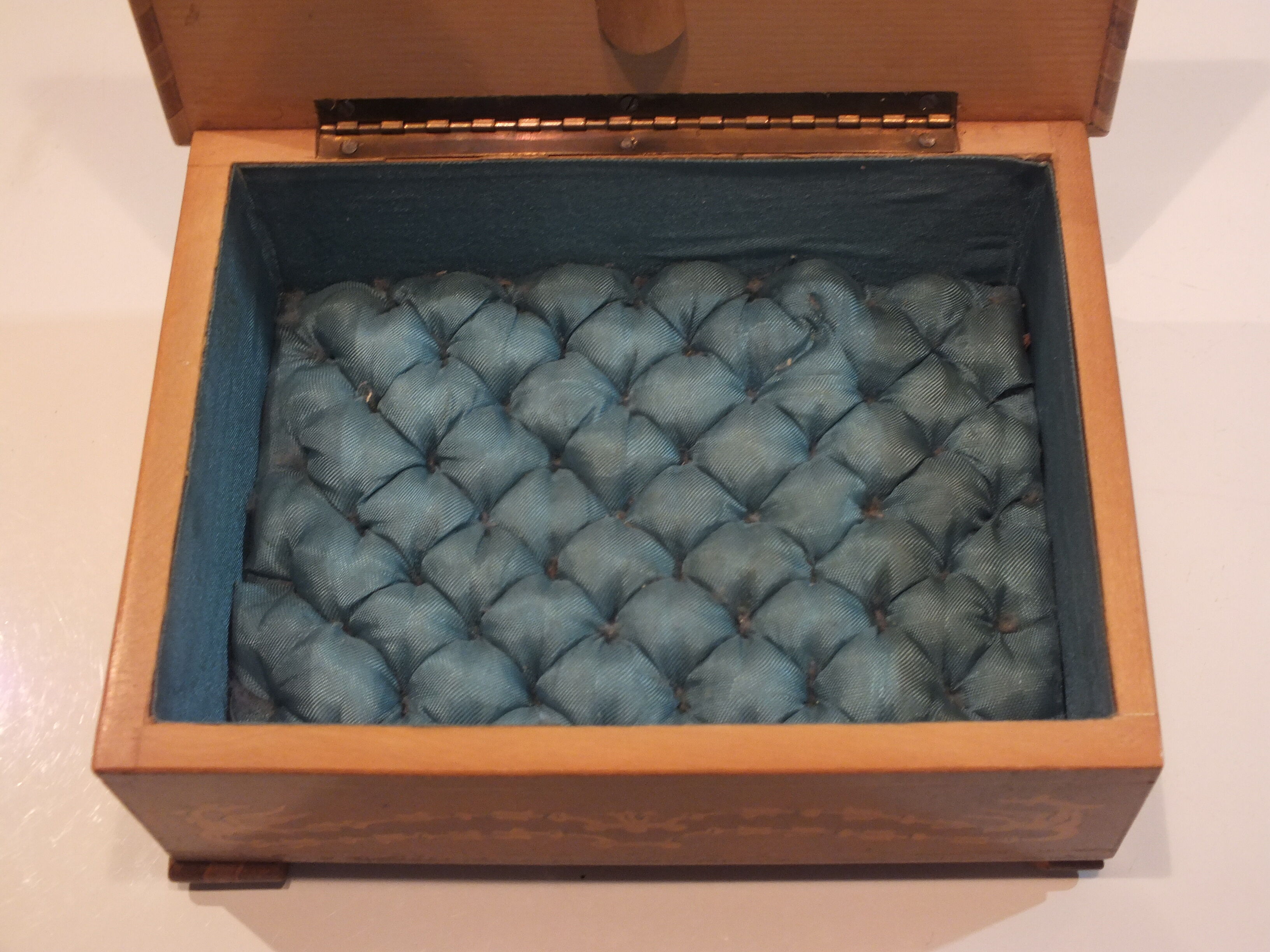 Ancien coffret à bijoux capitonné en marqueterie