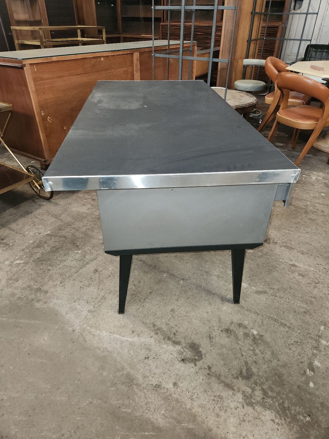 Metal desk of the 60s/70s and its chair