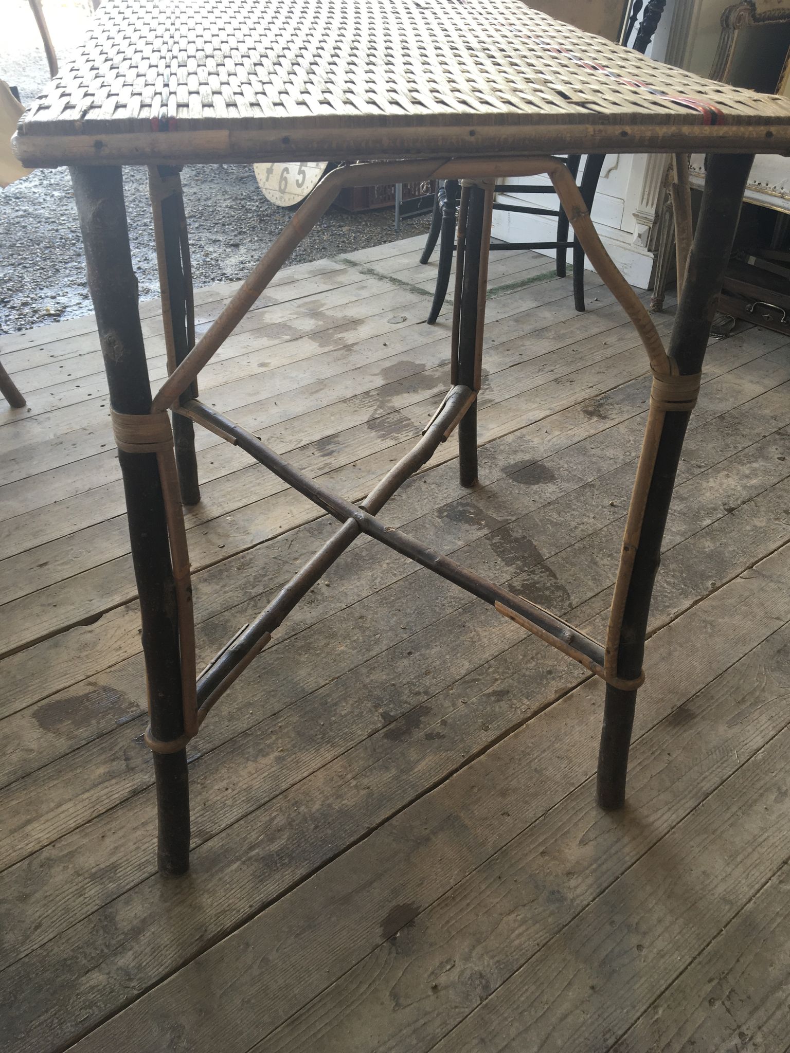 Table en rotin liseré rouge années 50
