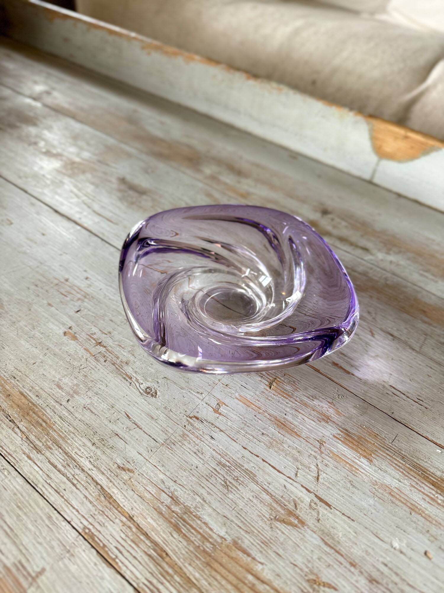 Cendrier en verre violet