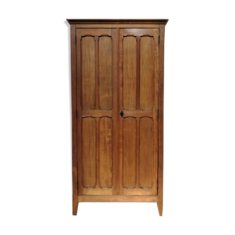 Armoire parisienne ancienne en bois.