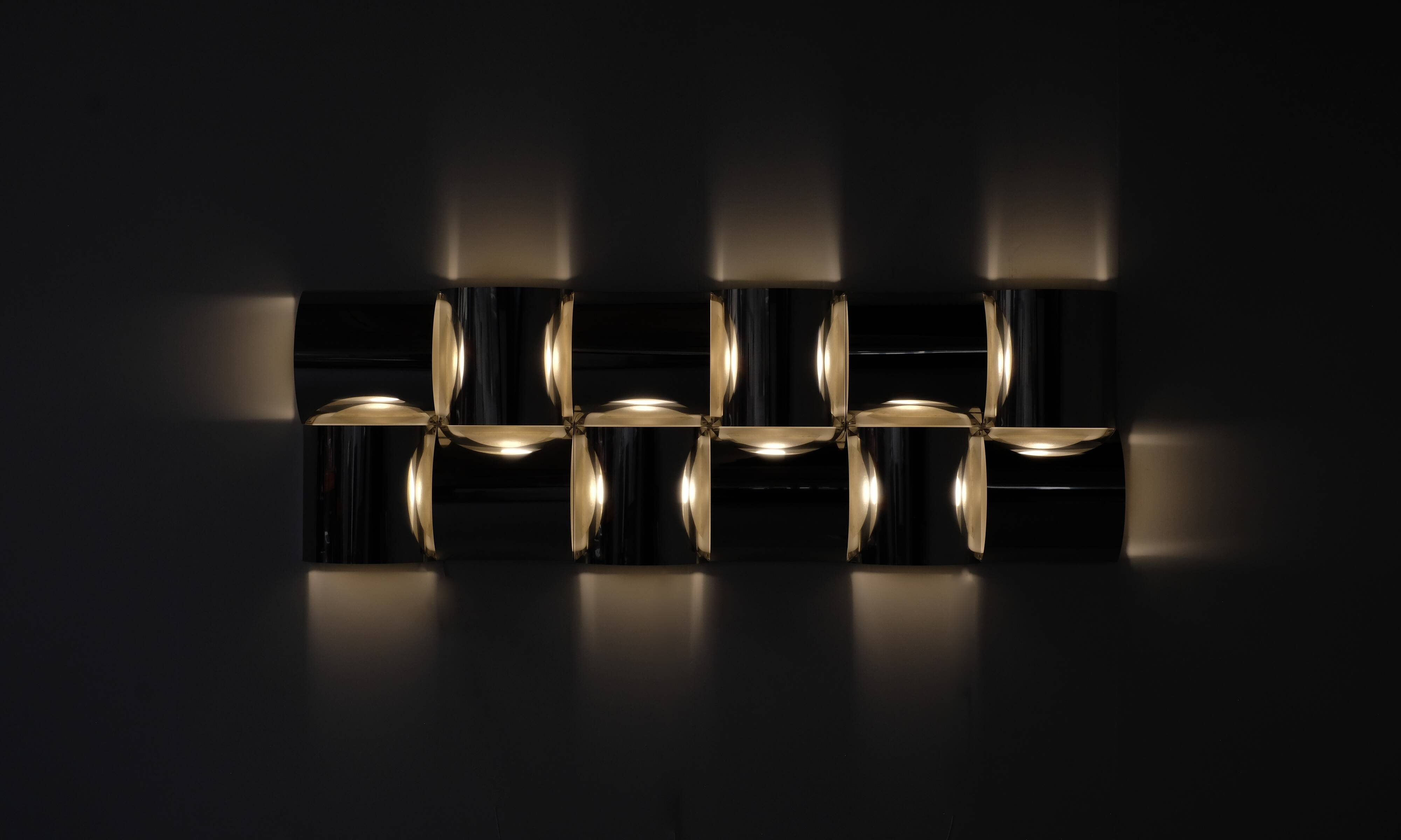 Contemporary wall light in stainless steel and metal.