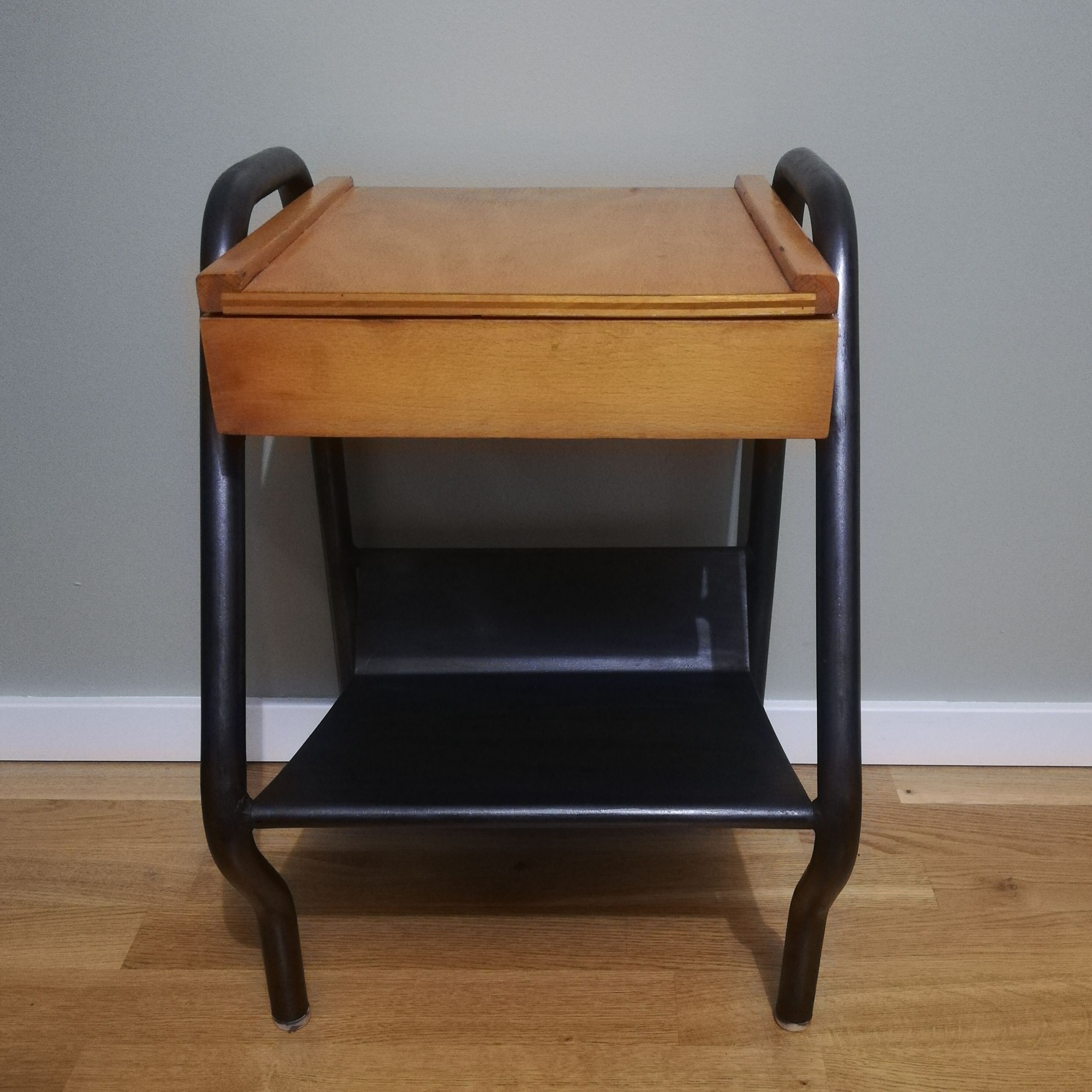 Boarding bedside table