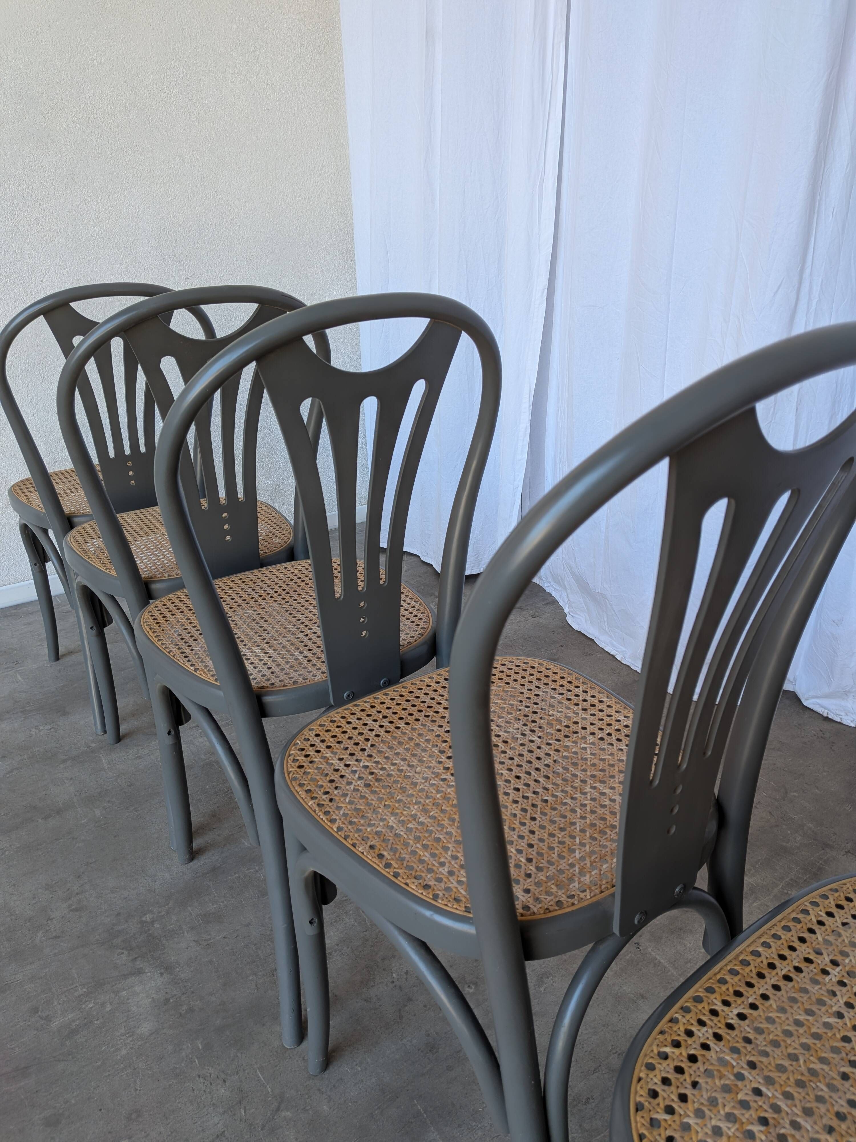 Ensemble de 6 chaises de salle à manger vintage grises en bois cintré : style Thonet, assise en cannage.