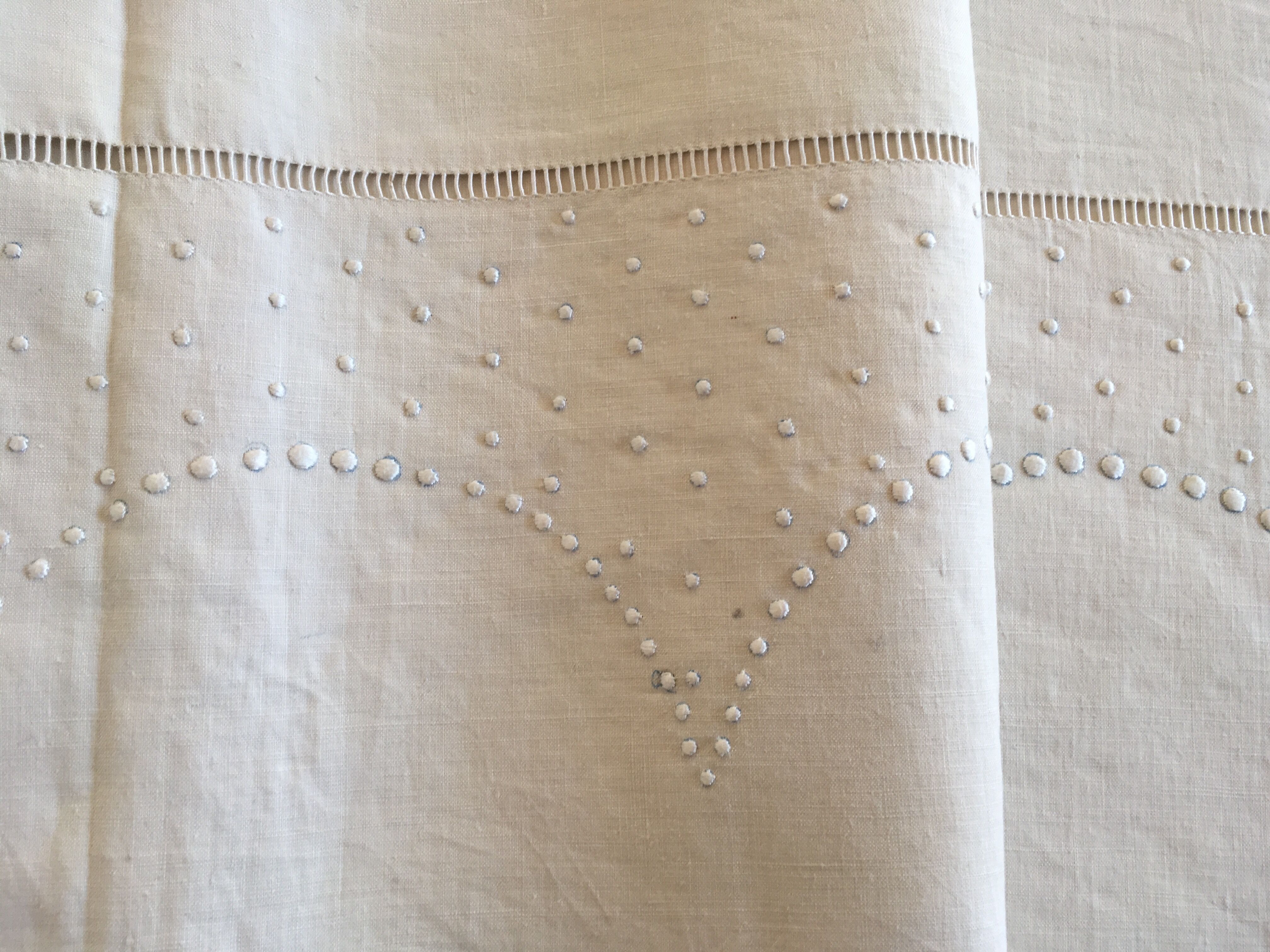 Drap et taies trousseau de réserve en fil de lin brodé de perles