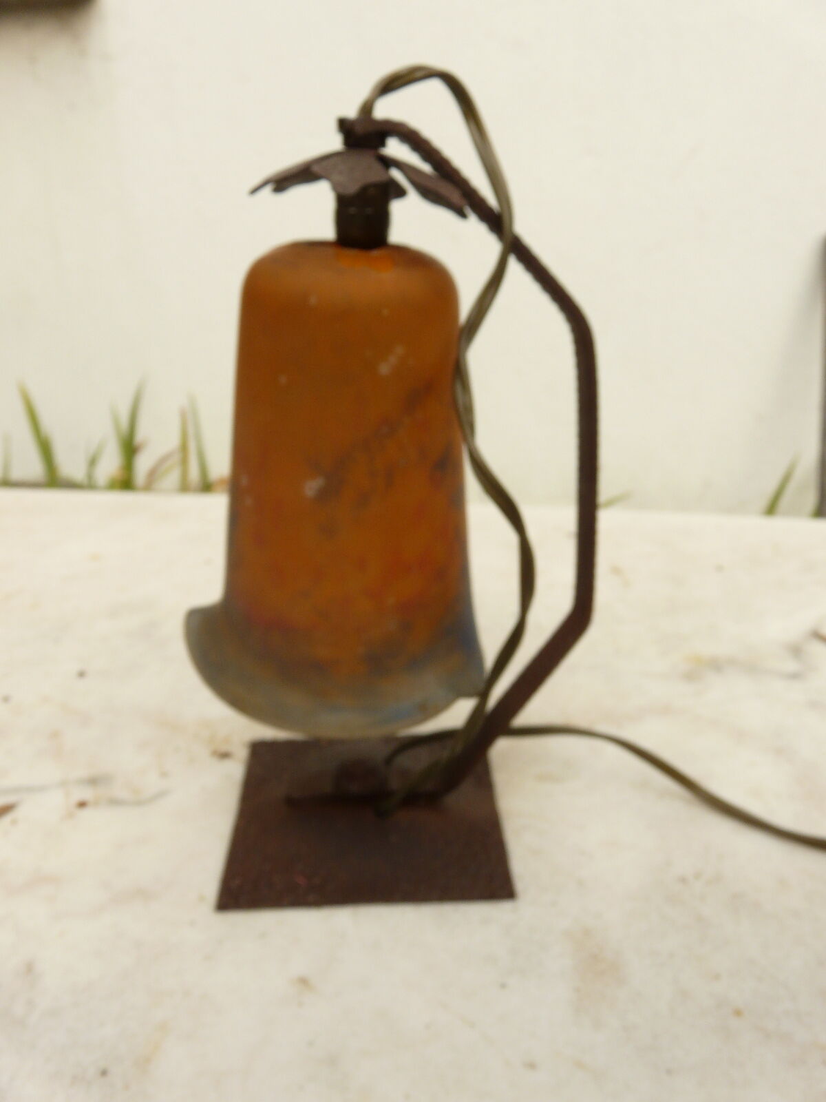 Art Deco lamp in glass paste and wrought iron with leaves