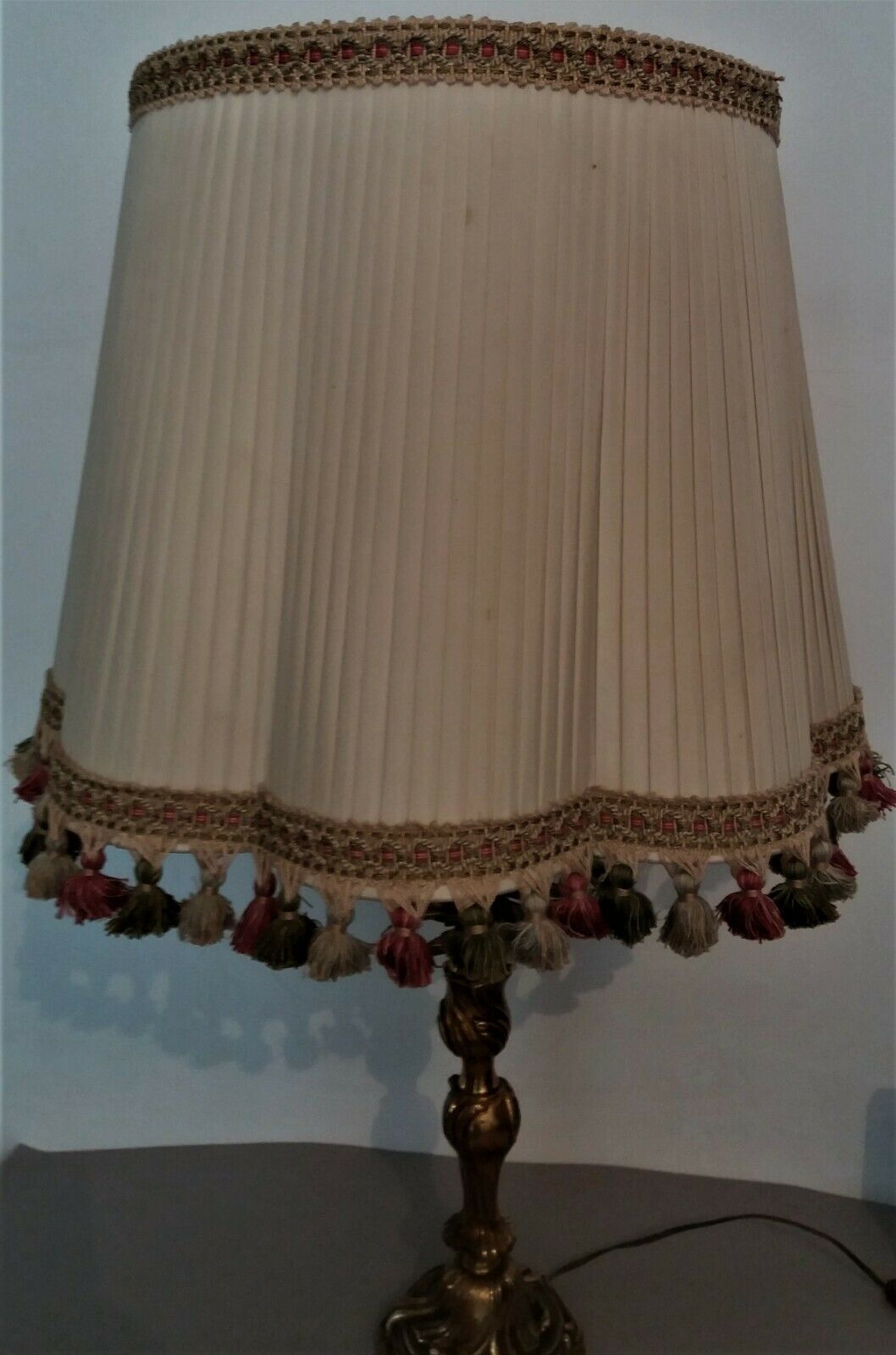Lampe pied en bronze doré abat jour plissé