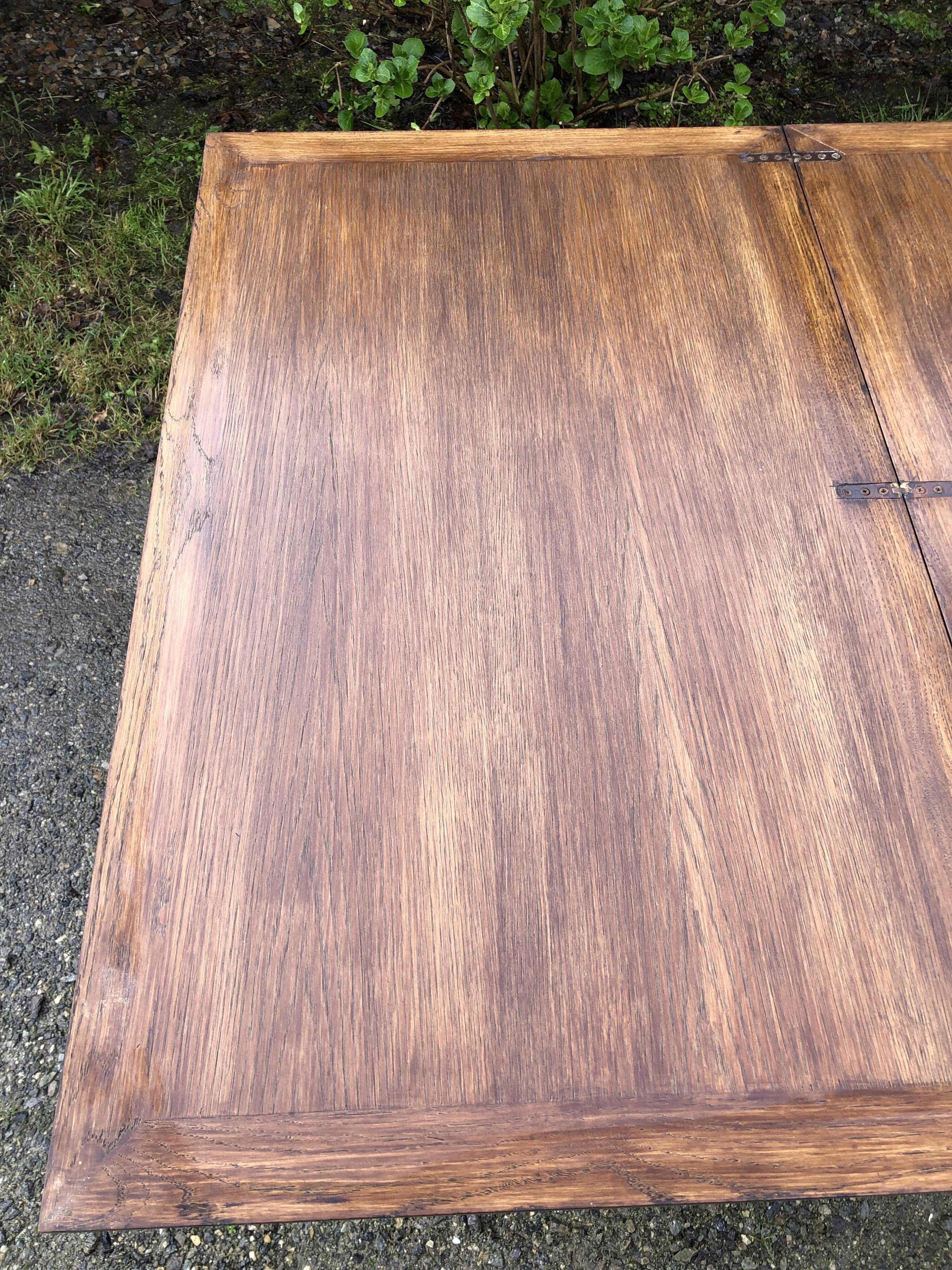 Table basse vintage modulable et extensible au système magique d’Albert Ducros en chêne.
