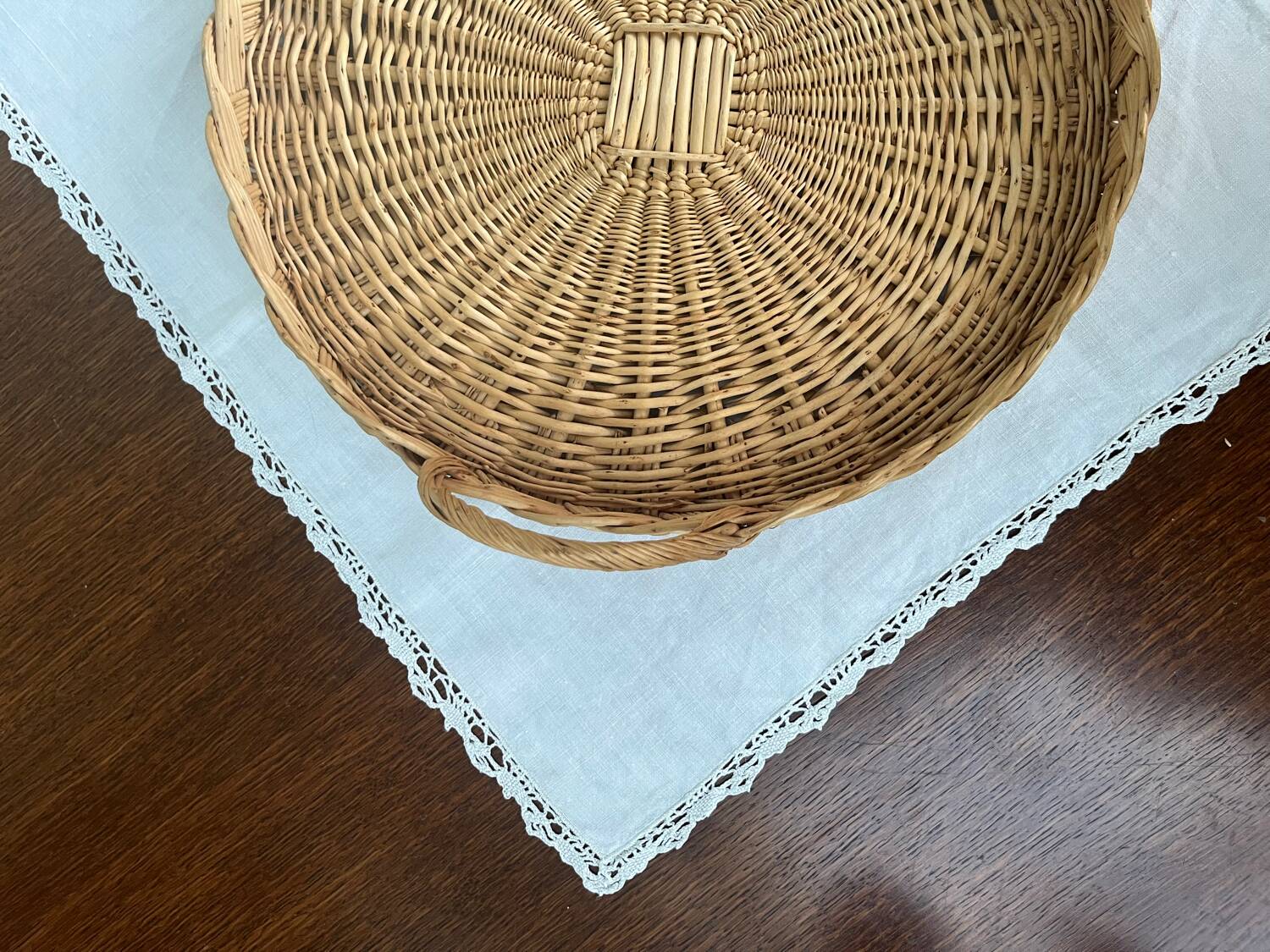 Large round woven wicker tray – Vintage craftsmanship