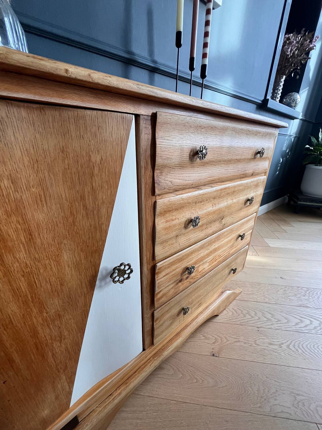 Moustache leg commode