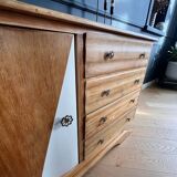 Moustache leg commode