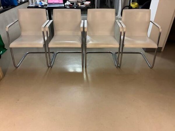 1 lot de 4 fauteuils de bureau en cuir blanc