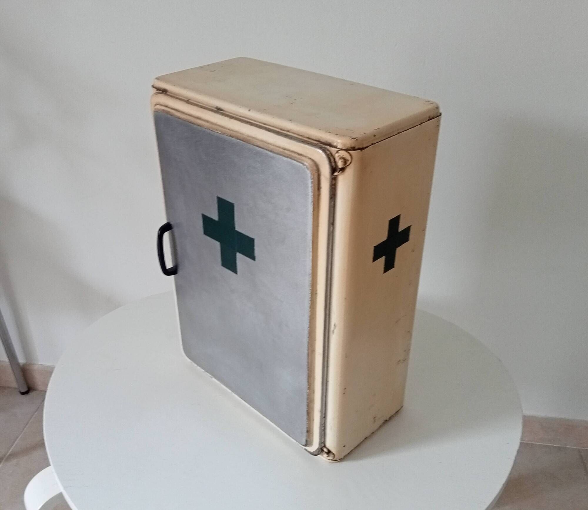Vintage metal medicine cabinet from the 50s/60s