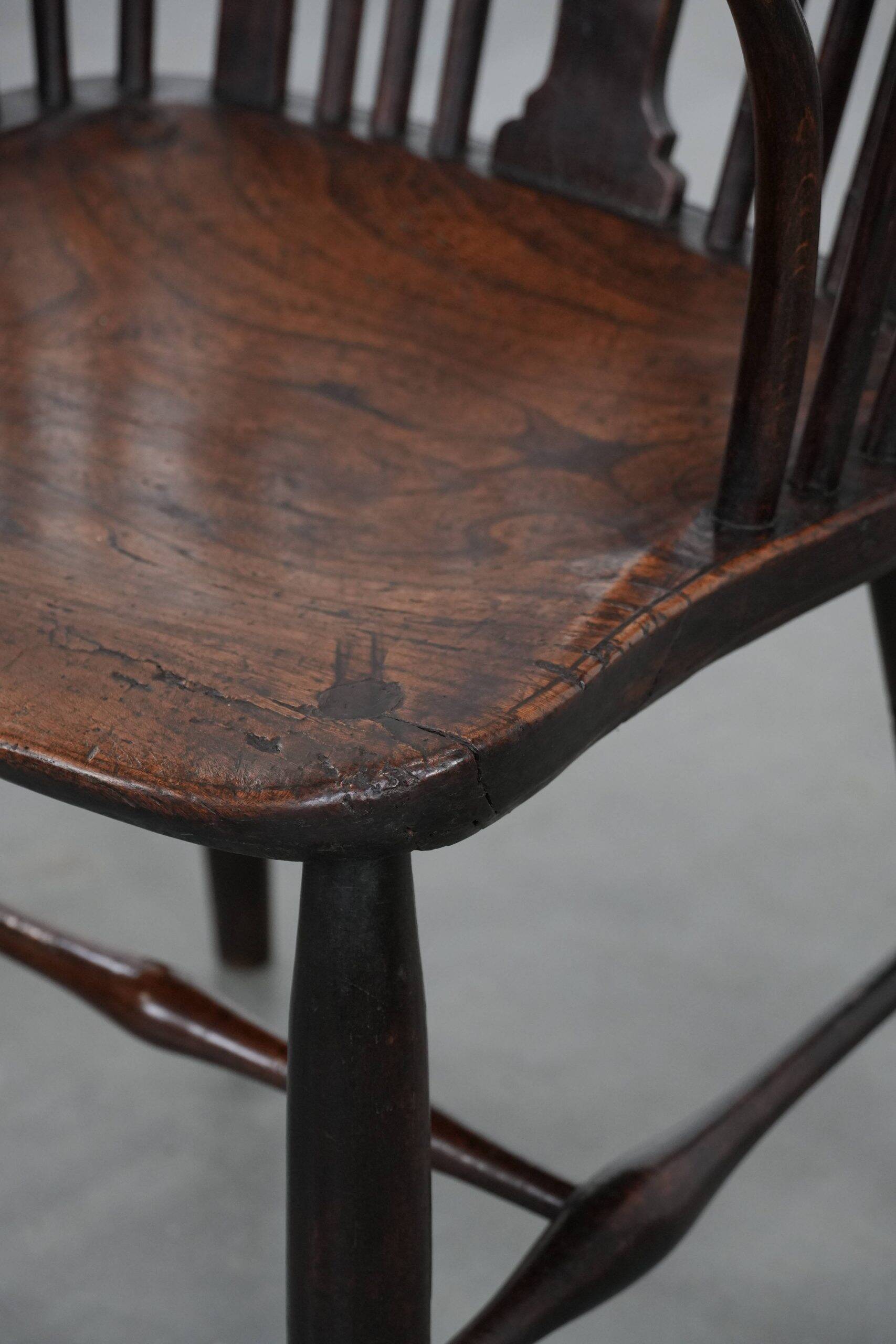 Antique English Windsor chair from the 18th century with spindled backrest