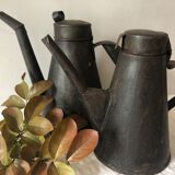 Deux burettes d'atelier, arrosoirs d'intérieur