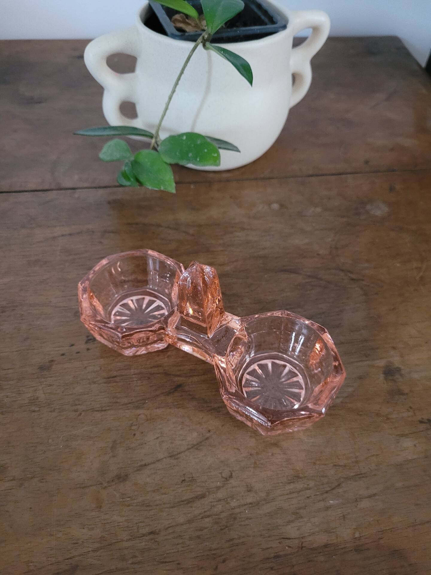 Saleron en verre rose moulé