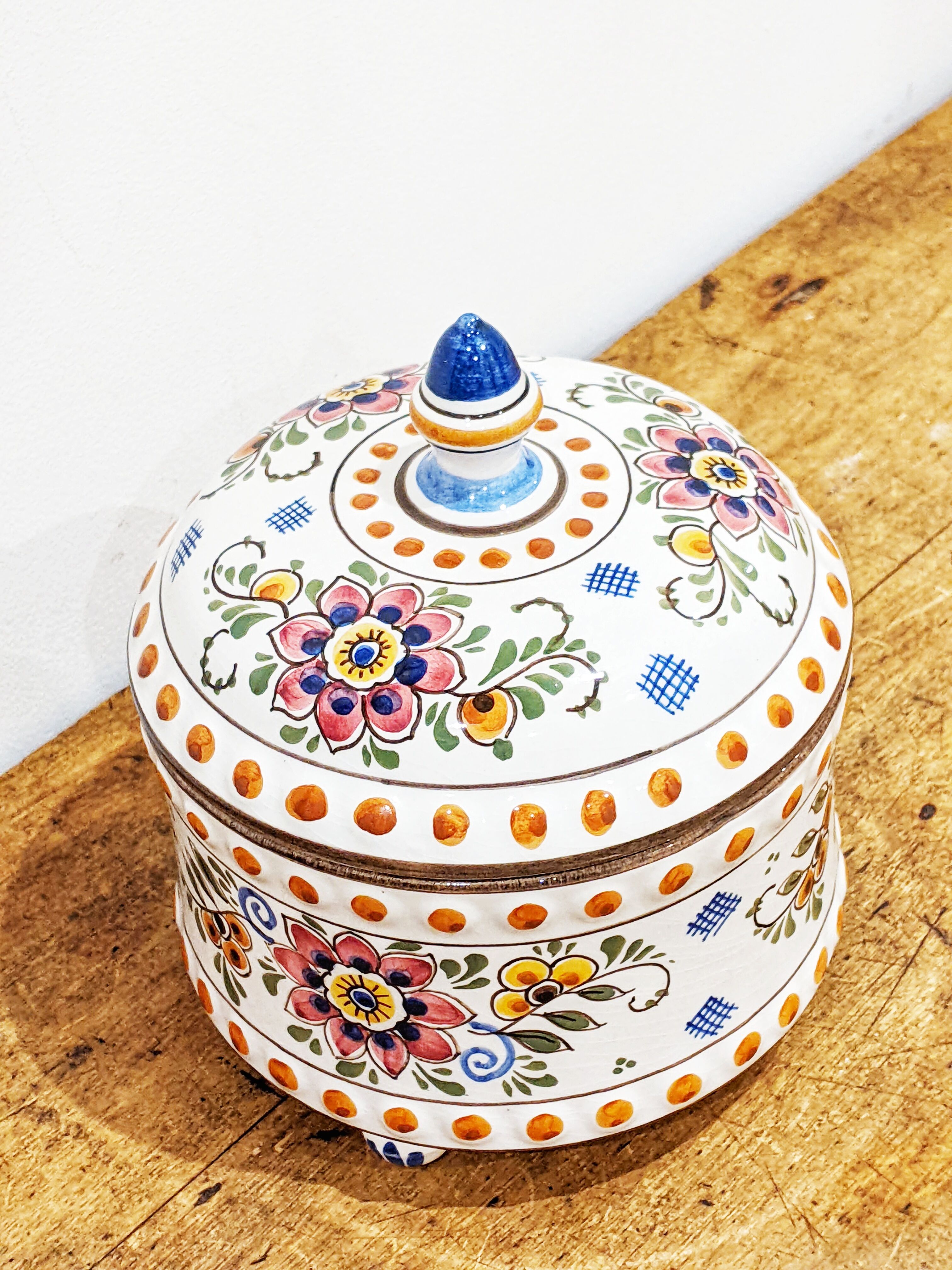 Vintage polychrome box'70 made of Delft ceramic. In perfect condition.