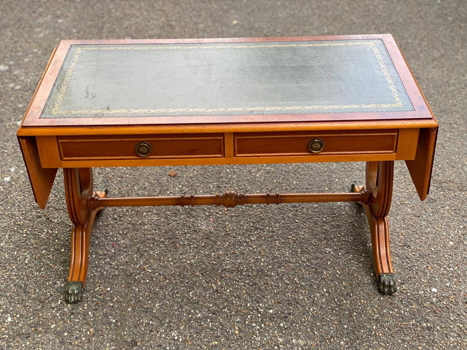 Victorian extendable coffee table in solid mahogany wood and green leather