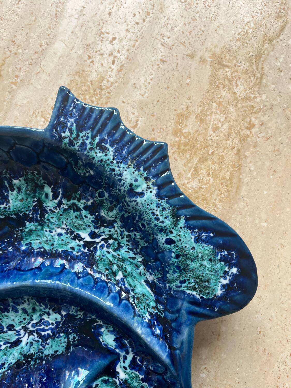 Plat en céramique en forme de poisson bleu