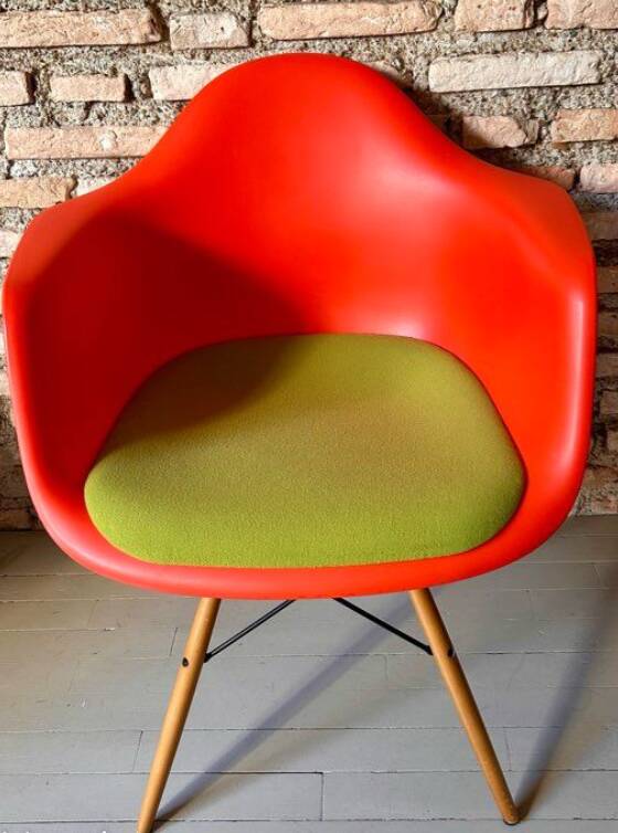 Lot de fauteuils eames vitra avec accoudoirs (6)